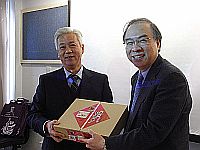 Prof. Tang Wei (left), Deputy Secretary of CPC Party of Beijing Normal University presents a souvenir to Prof. Jack Cheng (right), Pro-Vice-Chancellor